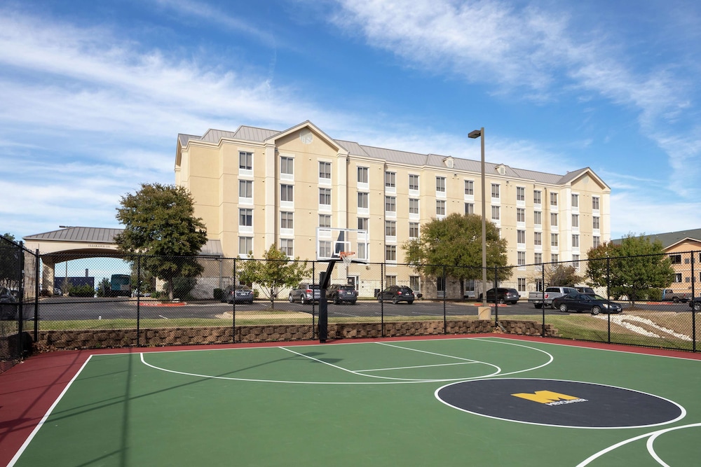 Hampton Inn And Suites Austin Airport 24/40