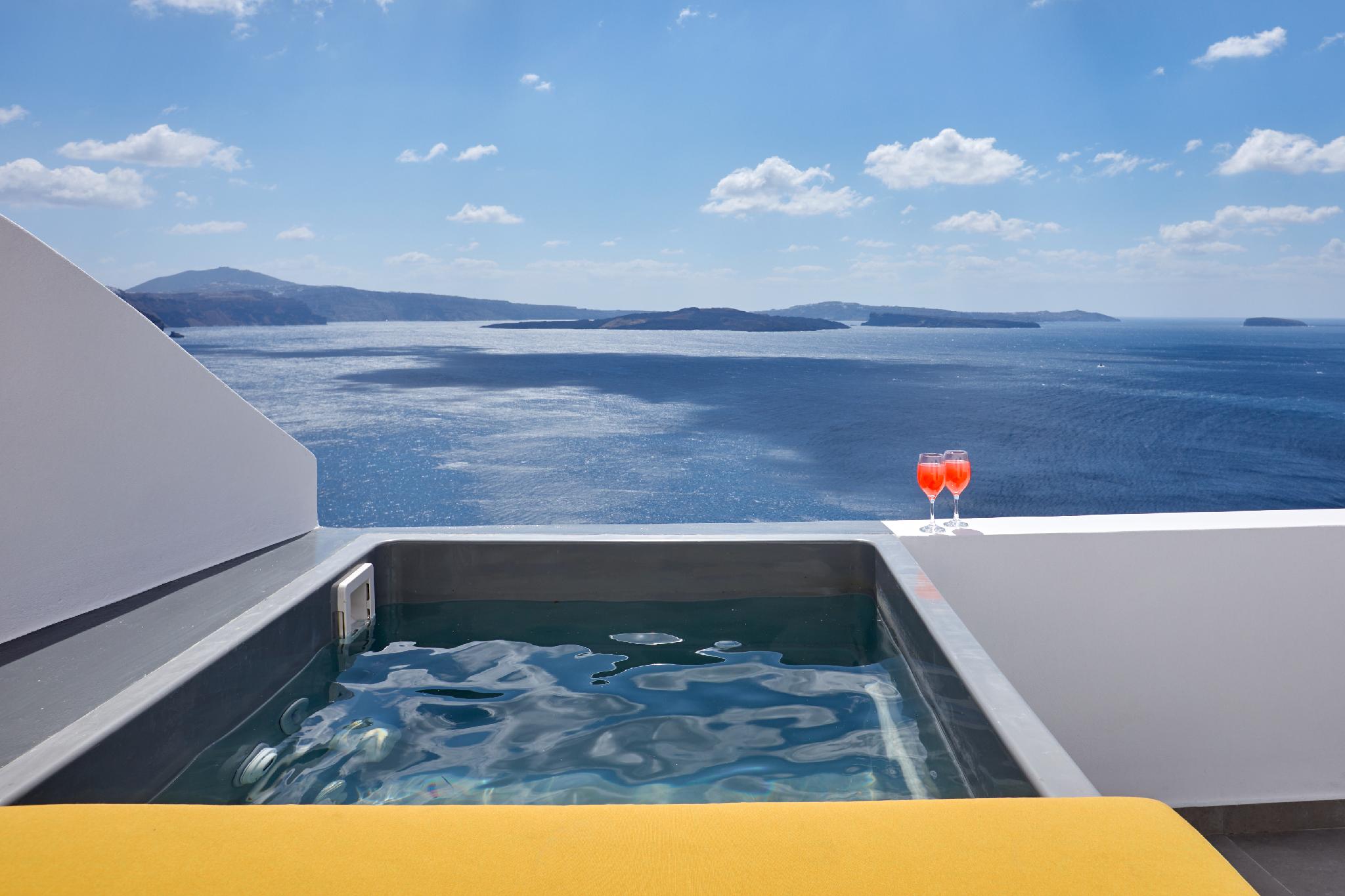 DELUXE, SUITE, JETTED TUB