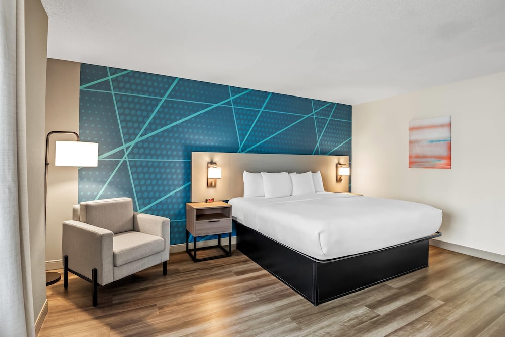 غرفة بسرير كينج لذوي الإعاقة، Comfort Inn Emporia 2/6