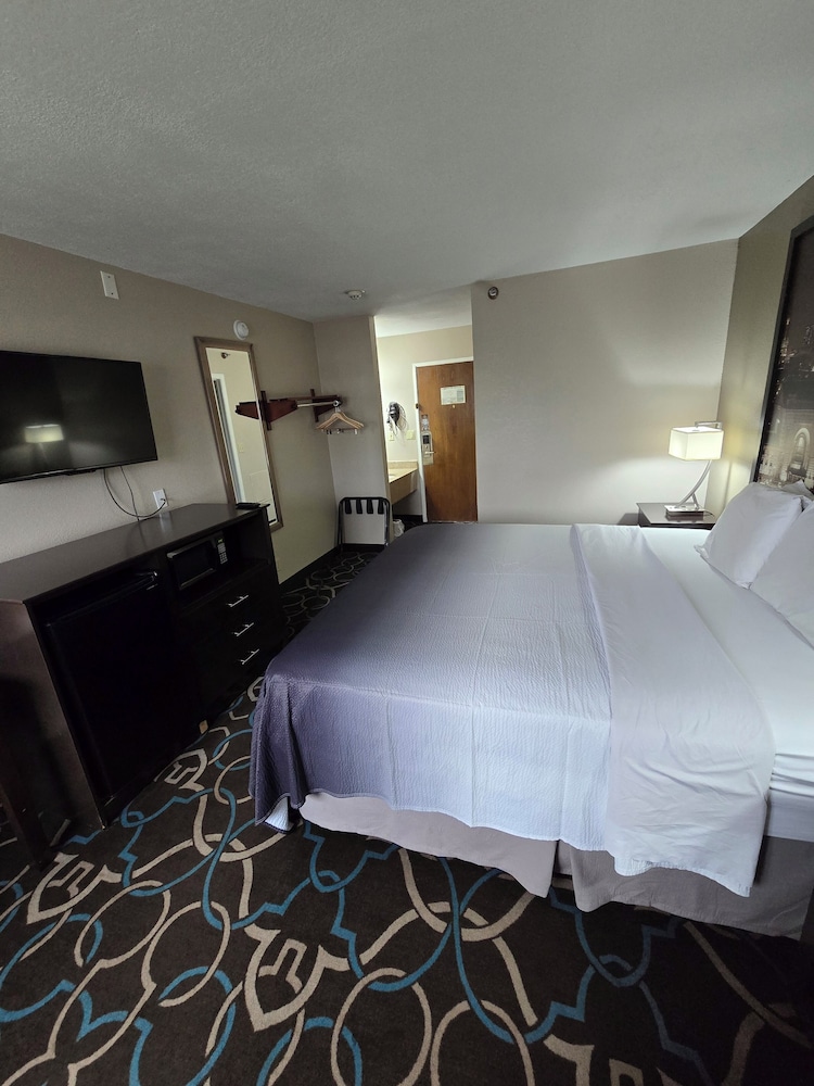 غرفة بسرير كينج لذوي الإعاقة، Super 8 By Wyndham Kansas City 6/10