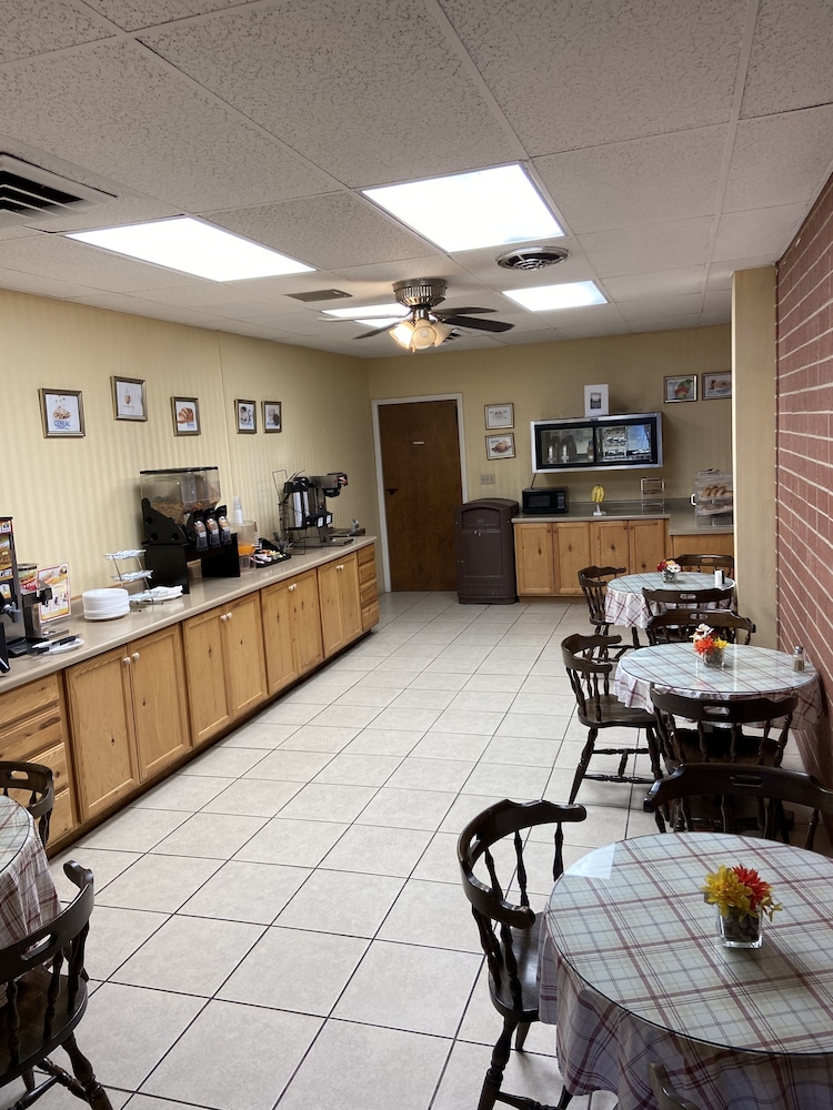 Econo Lodge Salina 19/38