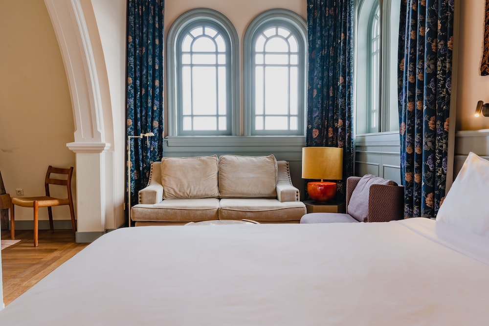 Honeymoon, Suite, King Bed, Hotel Mercier 5/10