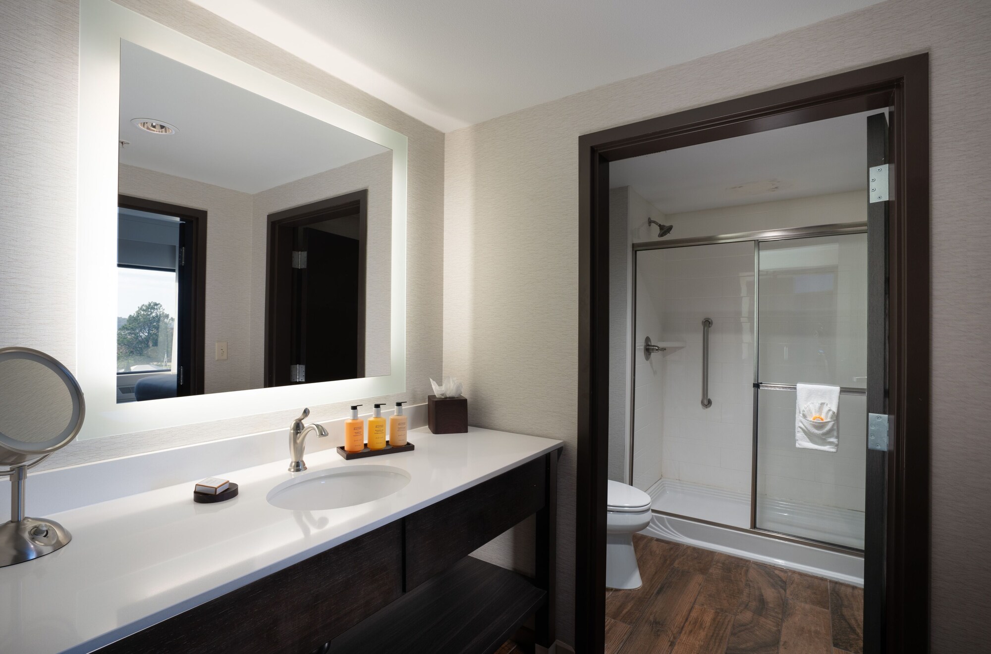 Standard, King Bed, Accessible, Shangri La Resort Afton 2/2