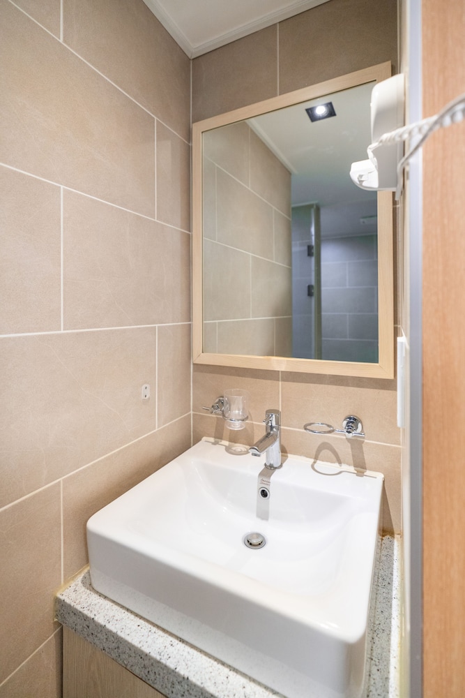 Gyeongpodae The Hotel Business 16/19