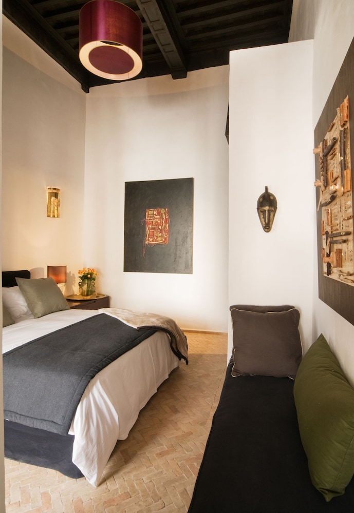 ISLAND, DOUBLE BED