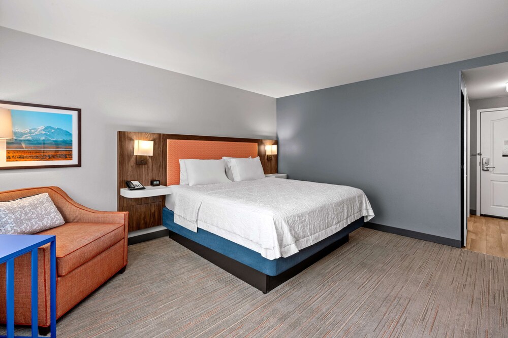Hampton Inn and Suites Fairbanks 16/43