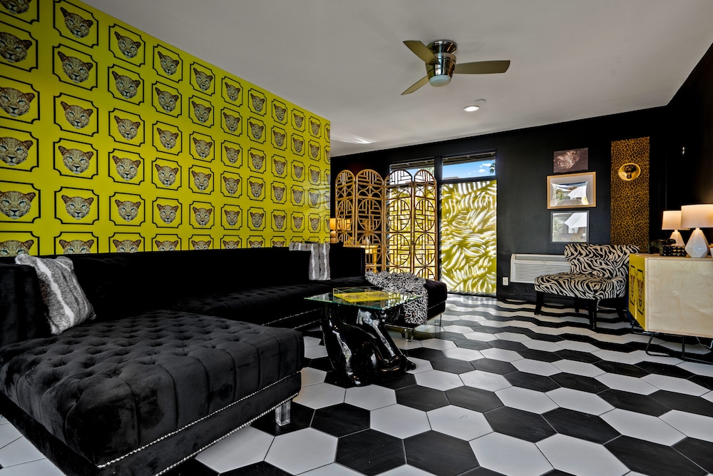 Cheetah Hotel 8/40