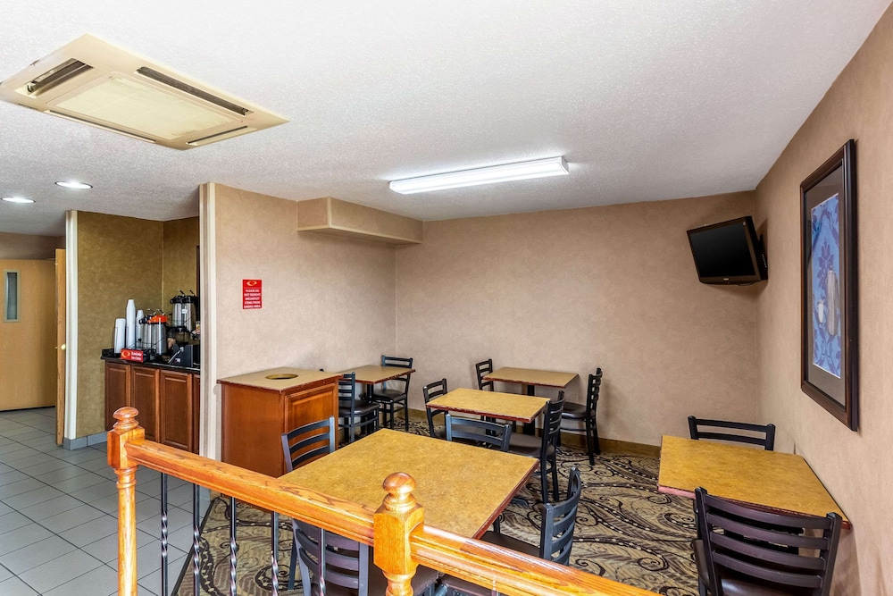 Econo Lodge Inn & Suites Evansville East 35/40