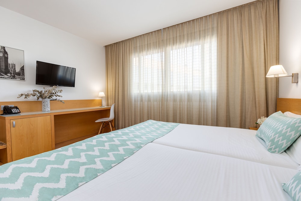 ROOM, DOUBLE BED