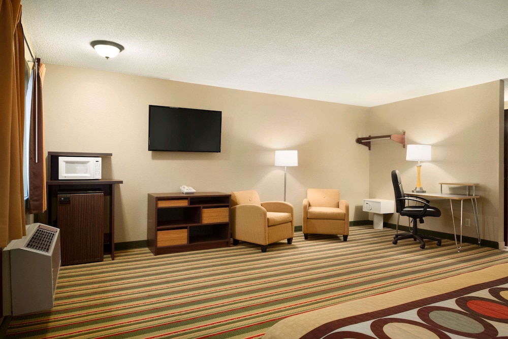 Super 8 by Wyndham Rantoul 18/24