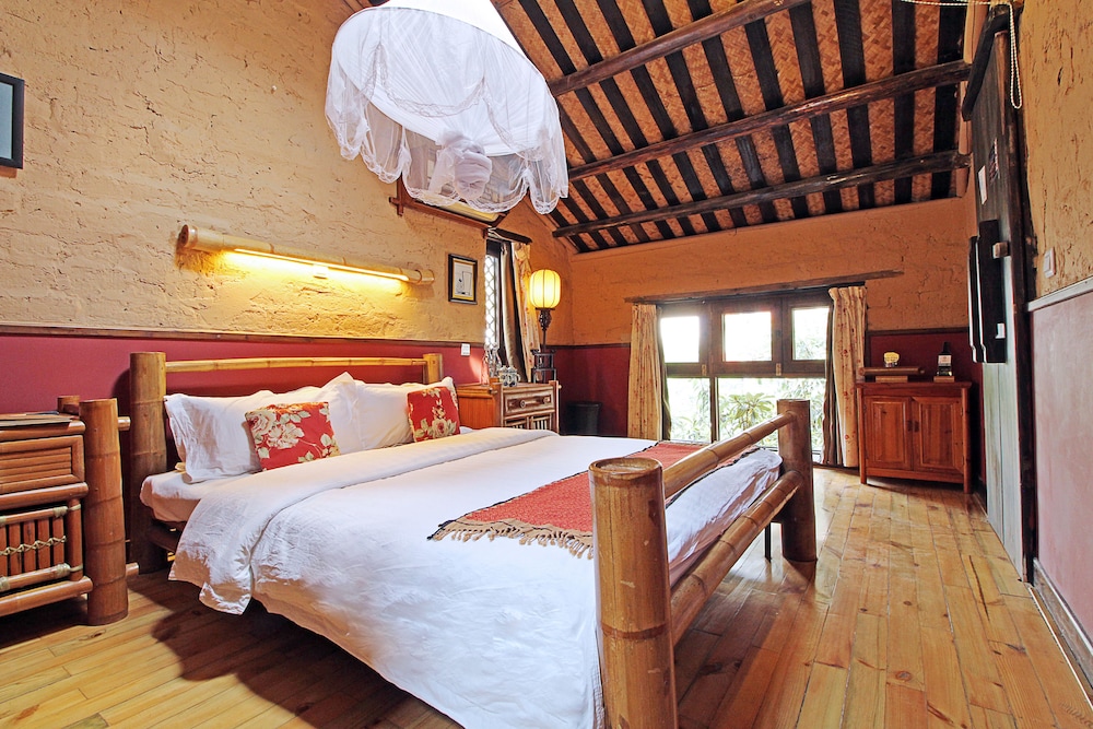 SUPERIOR, COTTAGE, QUEEN BED