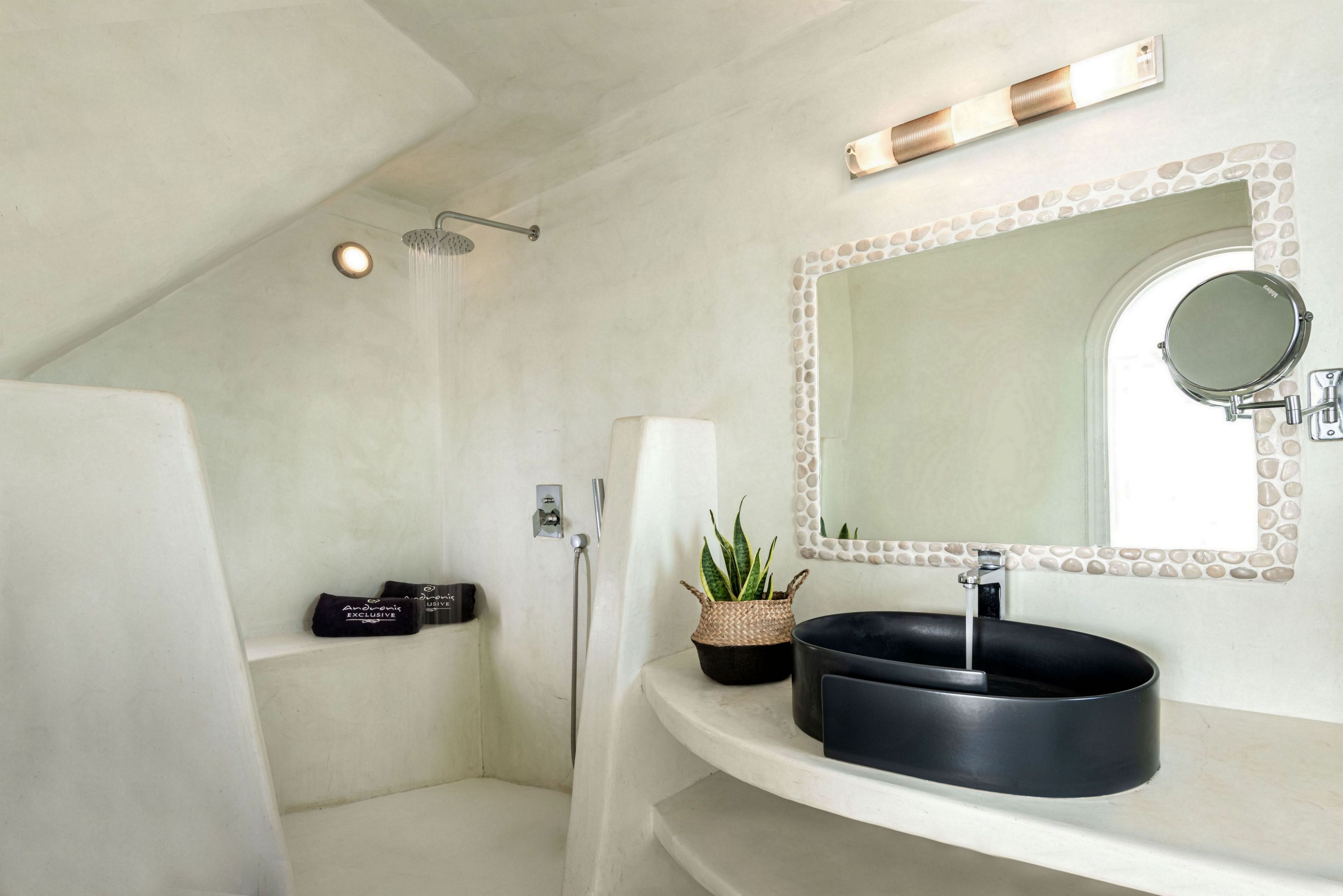 Petite, Suite, Hot Tub