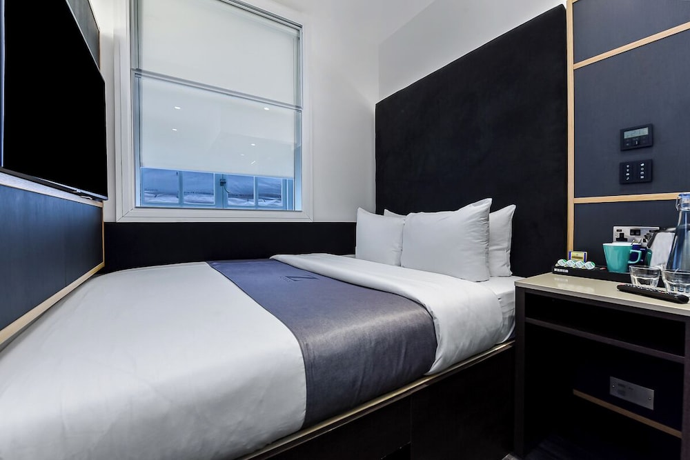 Club, Queen Bed