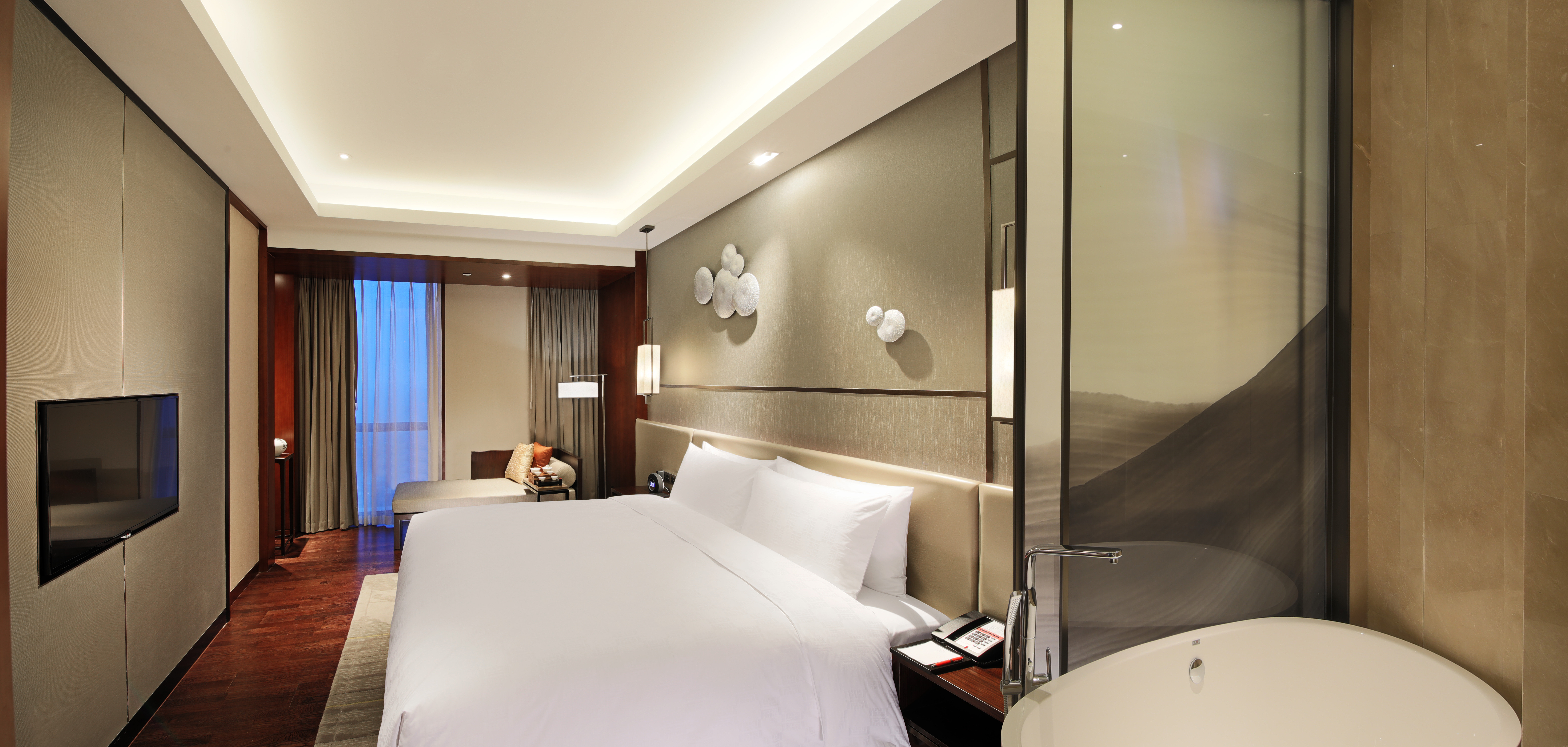 HUALUXE HOTELS AND RESORTS WUXI TAIHU 49/50
