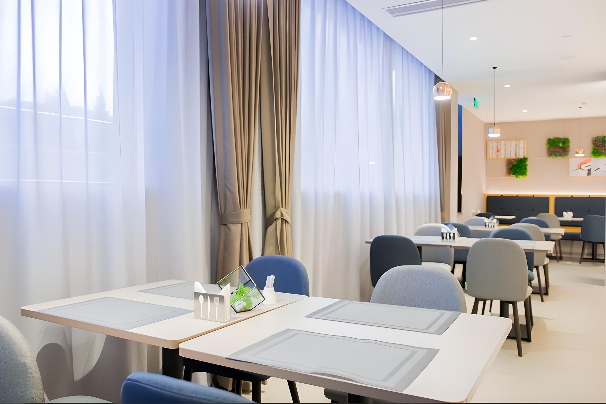 Home Inn Selected (Shanghai Raffles, North Bund) 36/42