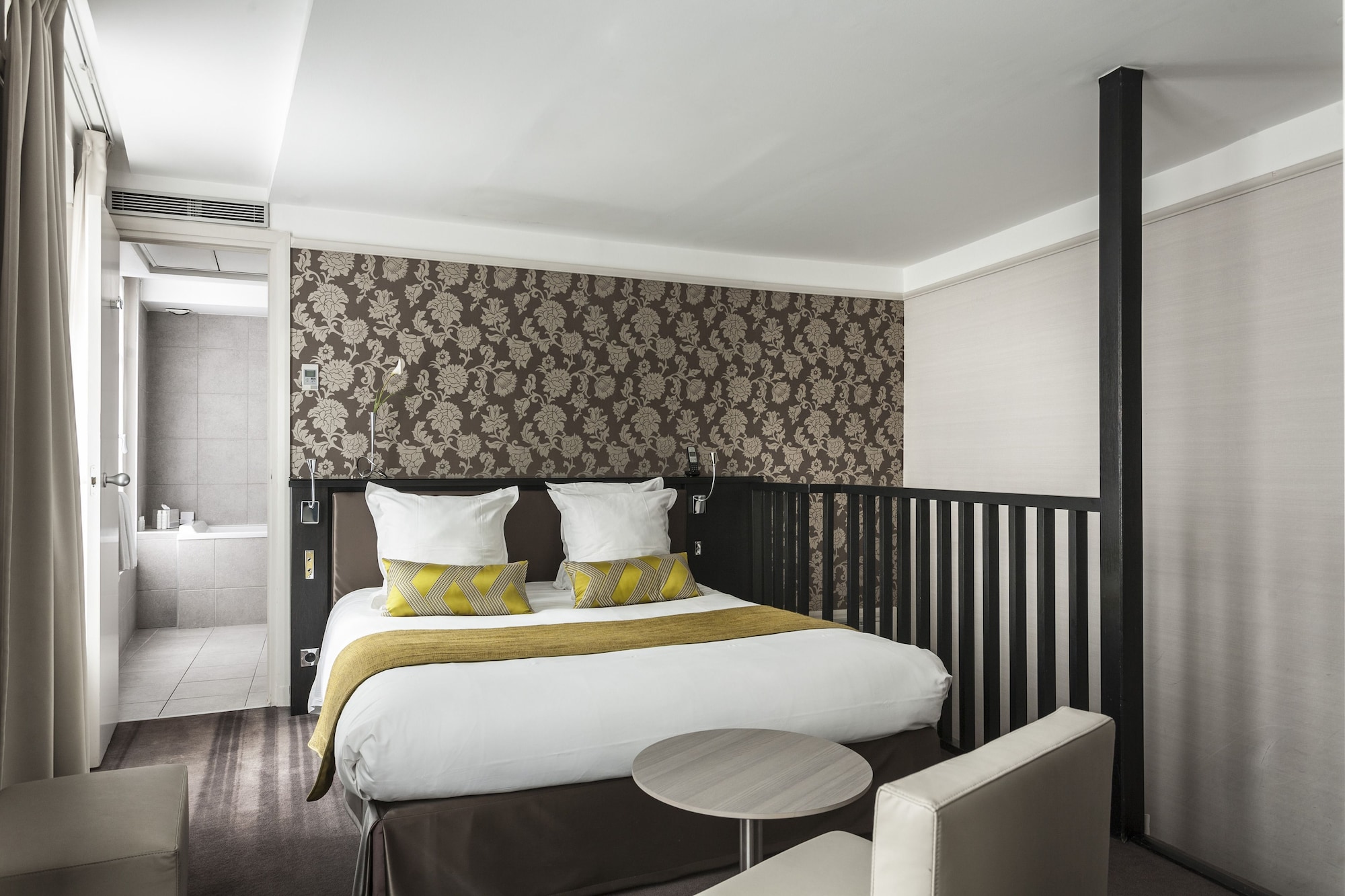 Deluxe, Queen Bed