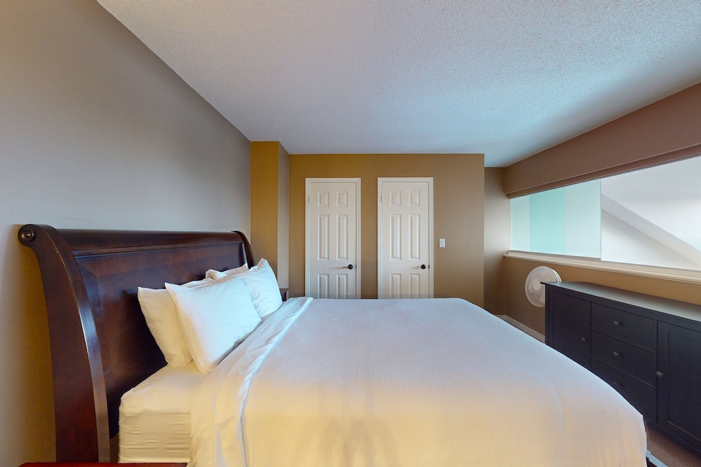 Green, 2 Bunk Beds, 2 Queen Beds
