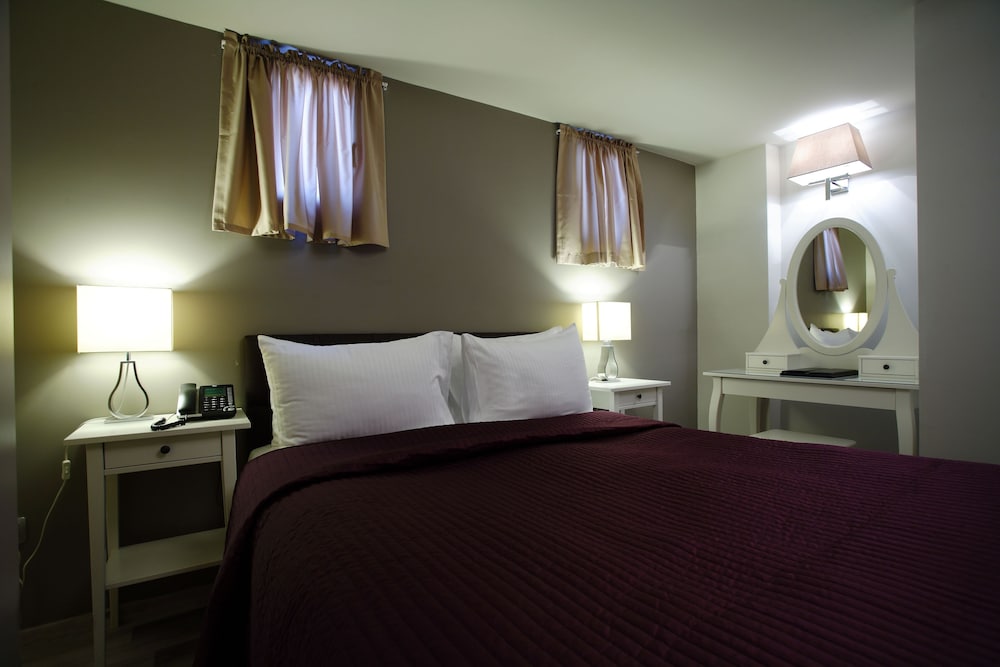 1 BEDROOM, SUITE