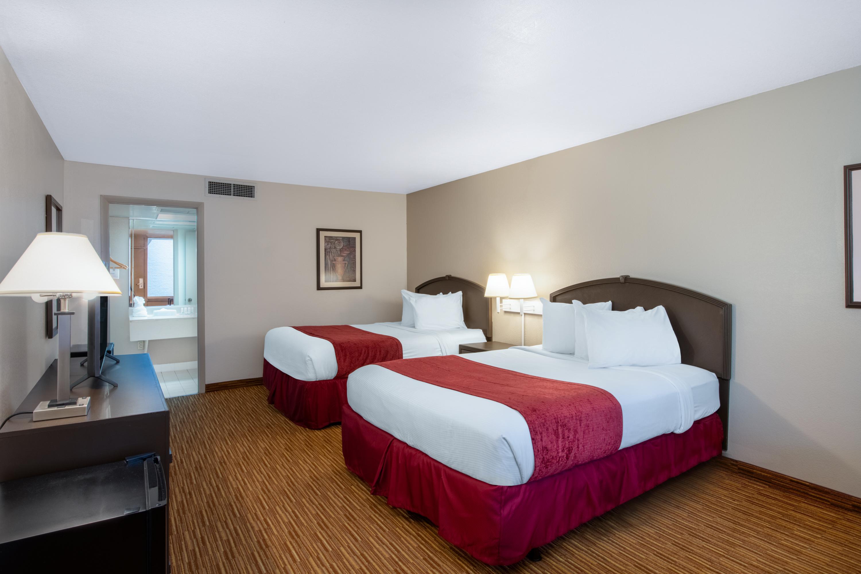 غرفة قياسية بسرير مزدوج بإطلالة على المسبح، Ramada by Wyndham Kissimmee Gateway 2/2