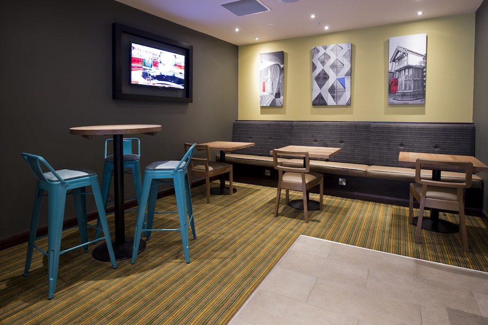 Premier Inn Manchester Salford Media City Hotel 34/44