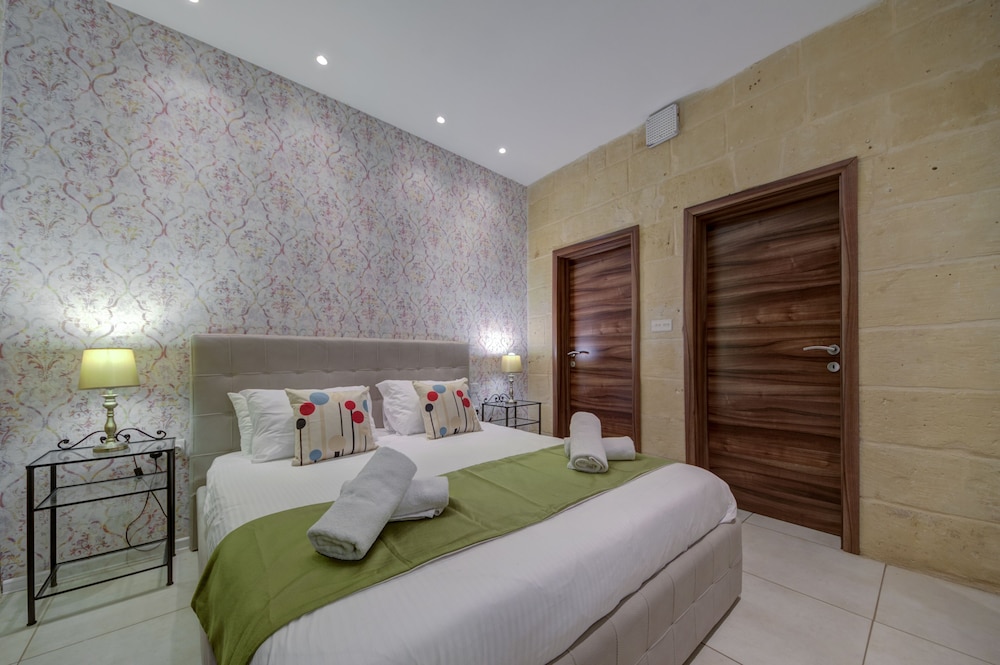 DELUXE, SUITE