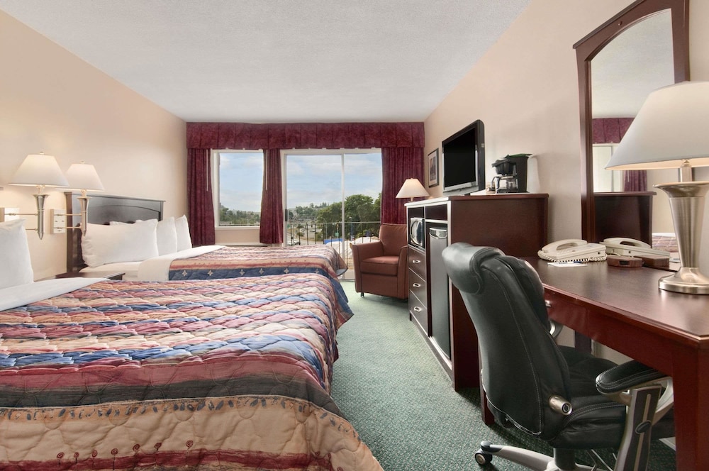 Travelodge by Wyndham Nanaimo 8/25