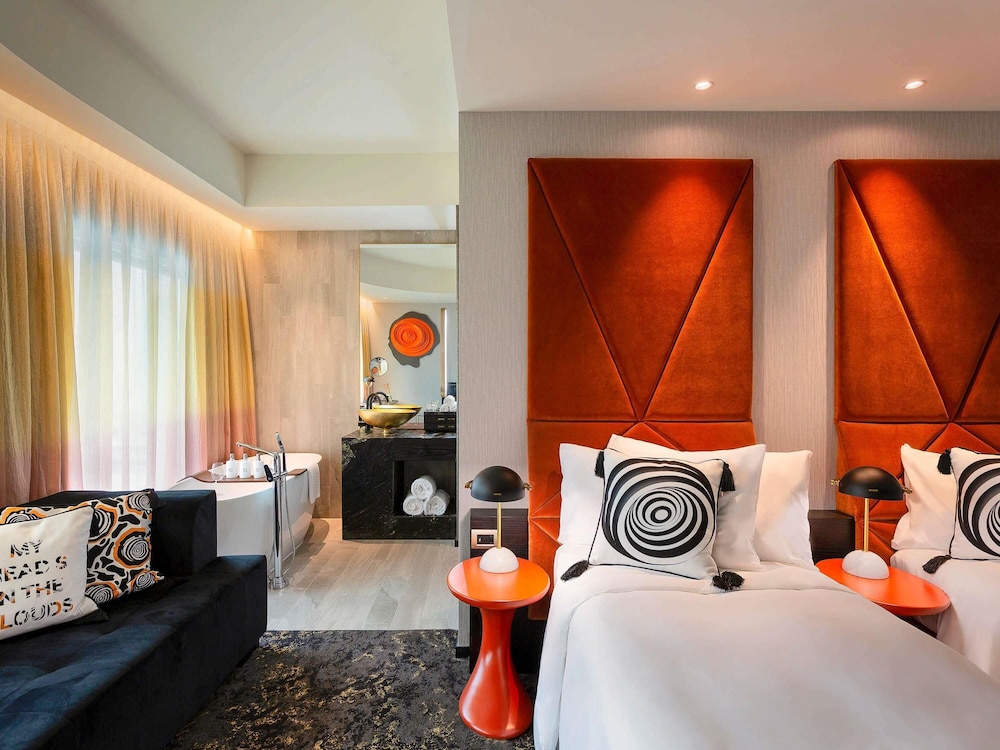 COLLECTION, TWIN BEDS