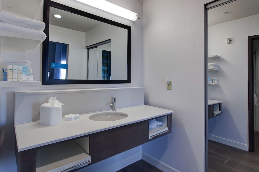 Hampton Inn Suites Wichita Airport Ks 15/35