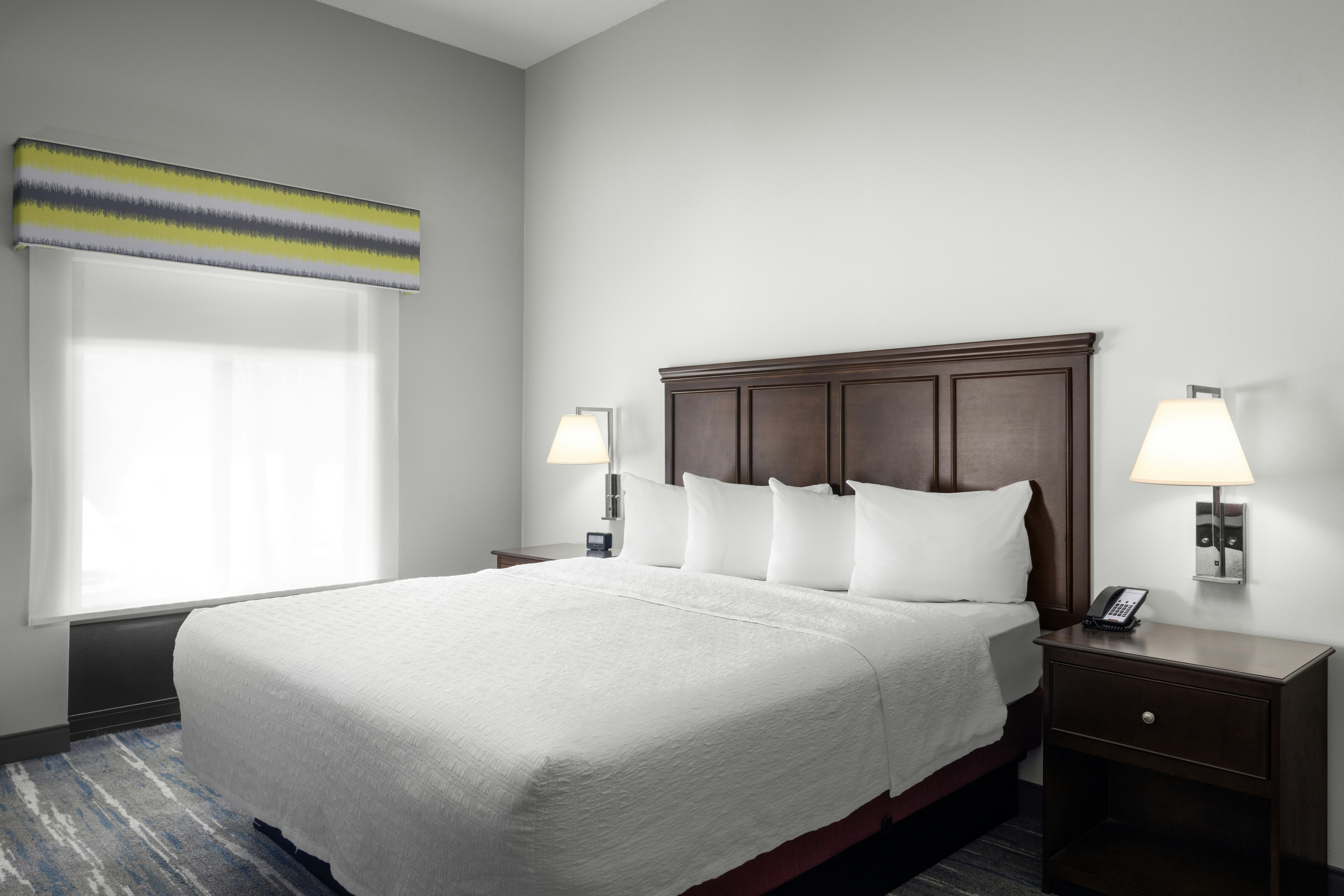 SUITE, KING BED, ACCESSIBLE