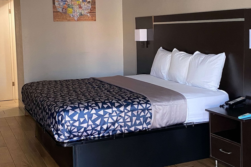 Econo Lodge Sevierville-Pigeon Forge on the River 11/25