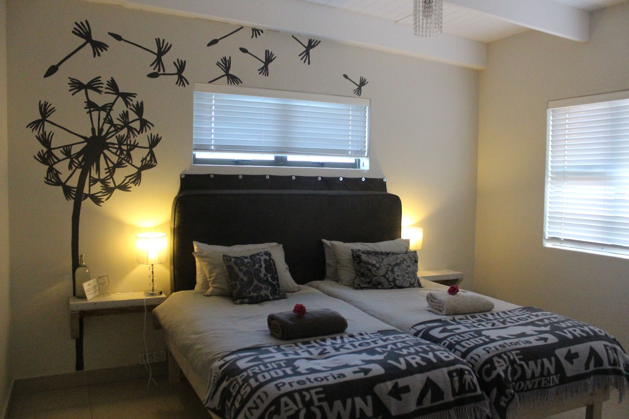 Room, Twin Beds, Partial Sea and Mountain View