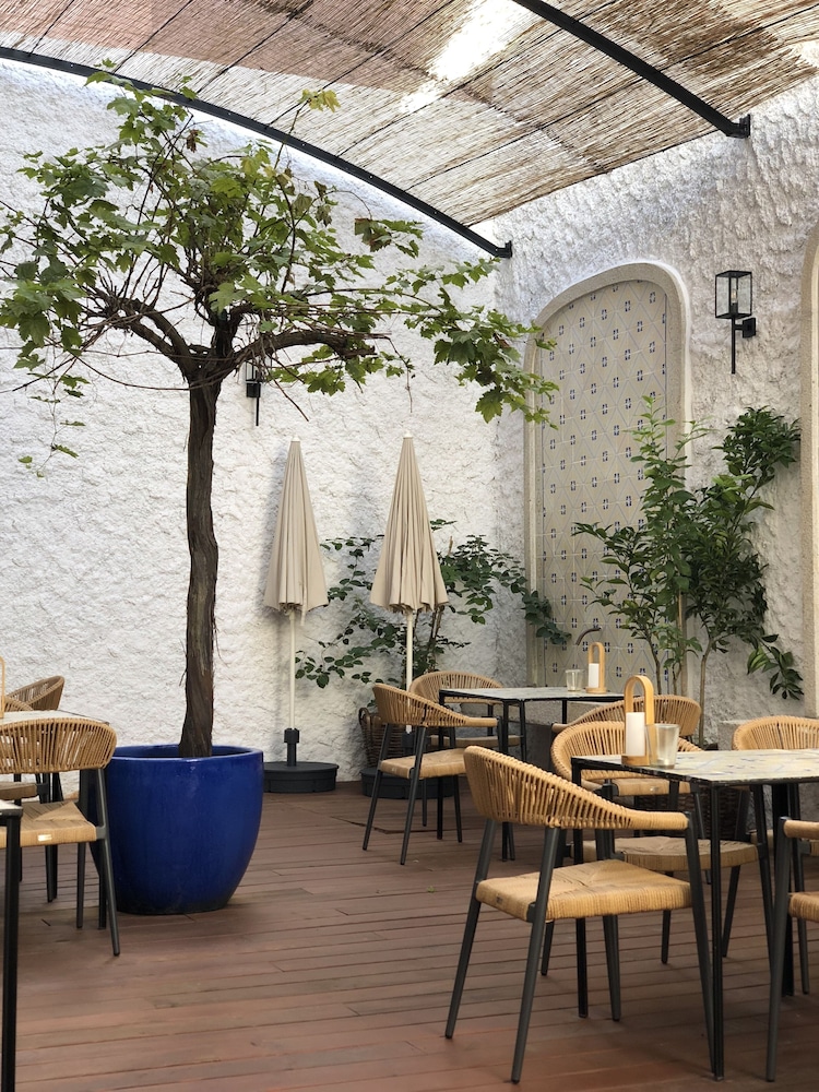 Cocorico Luxury Guesthouse And Restaurant 26/28