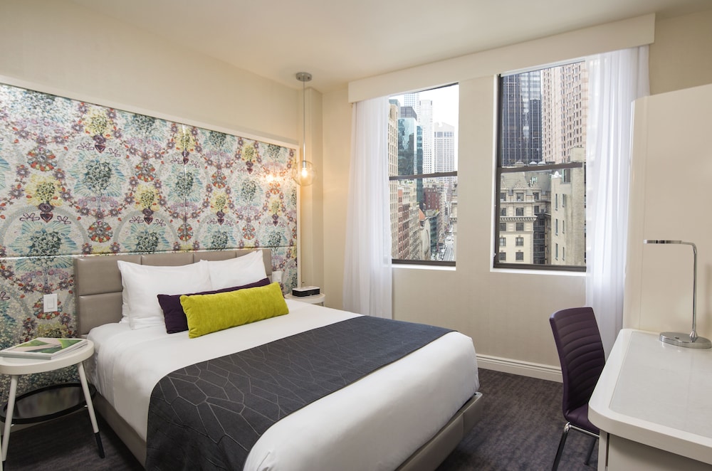 BRONZE, QUEEN BED, ACCESSIBLE