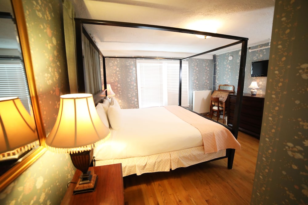 The Kennebunk Inn 20/50