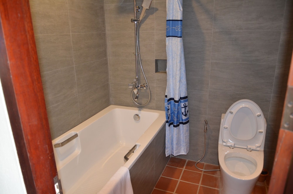 Saksiri Riverside Boutique Hotel 46/50