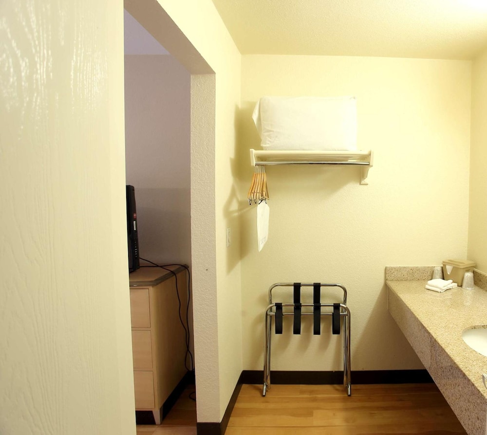 California Inn And Suites Rancho Cordova 24/37