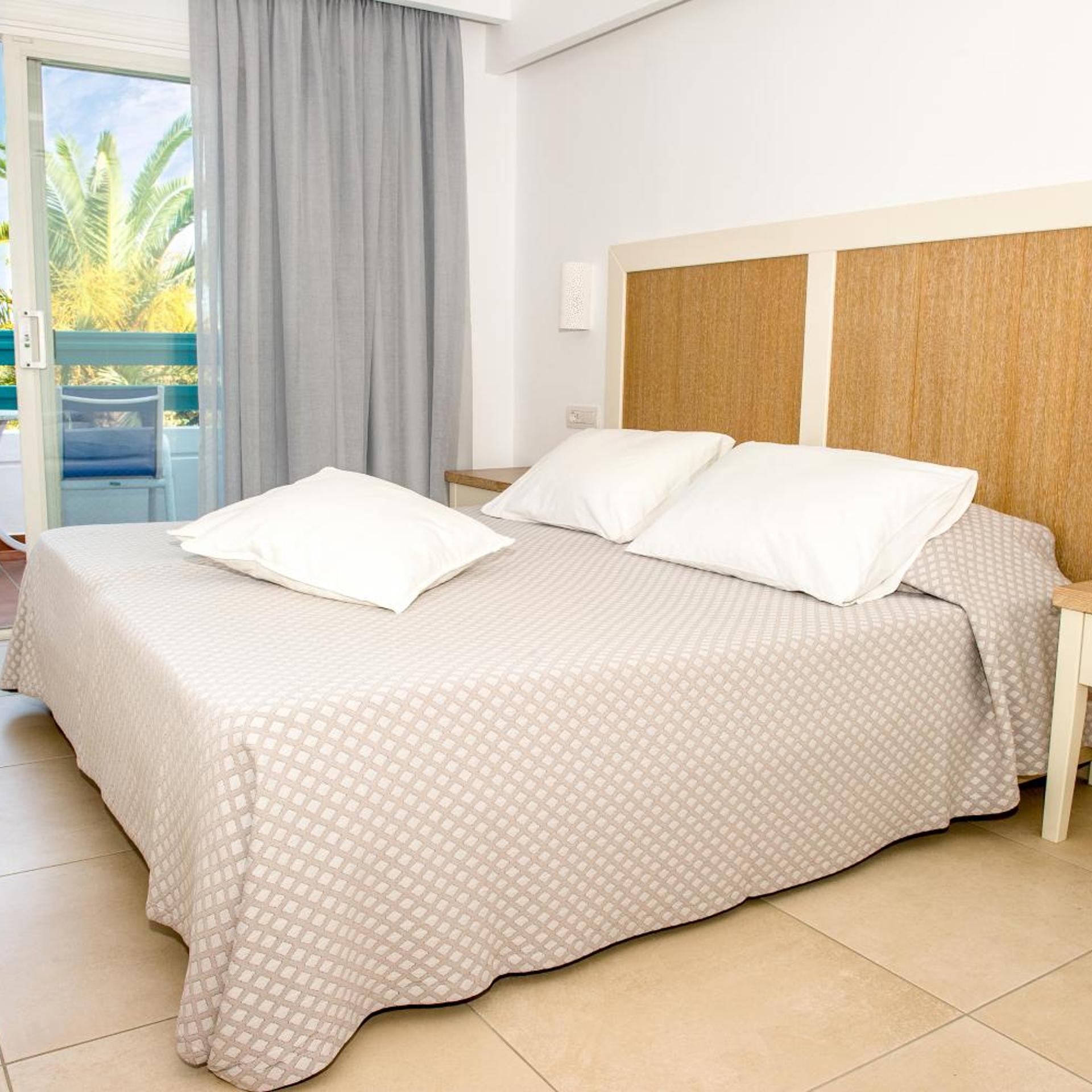 Room, Double or Twin Bed, Garden View