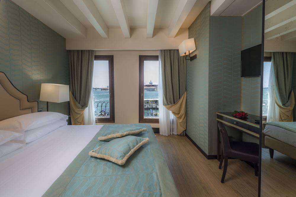 Charming, Double Bed, Lagoon View