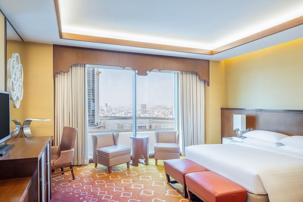 DELUXE, KING BED, CITY VIEW