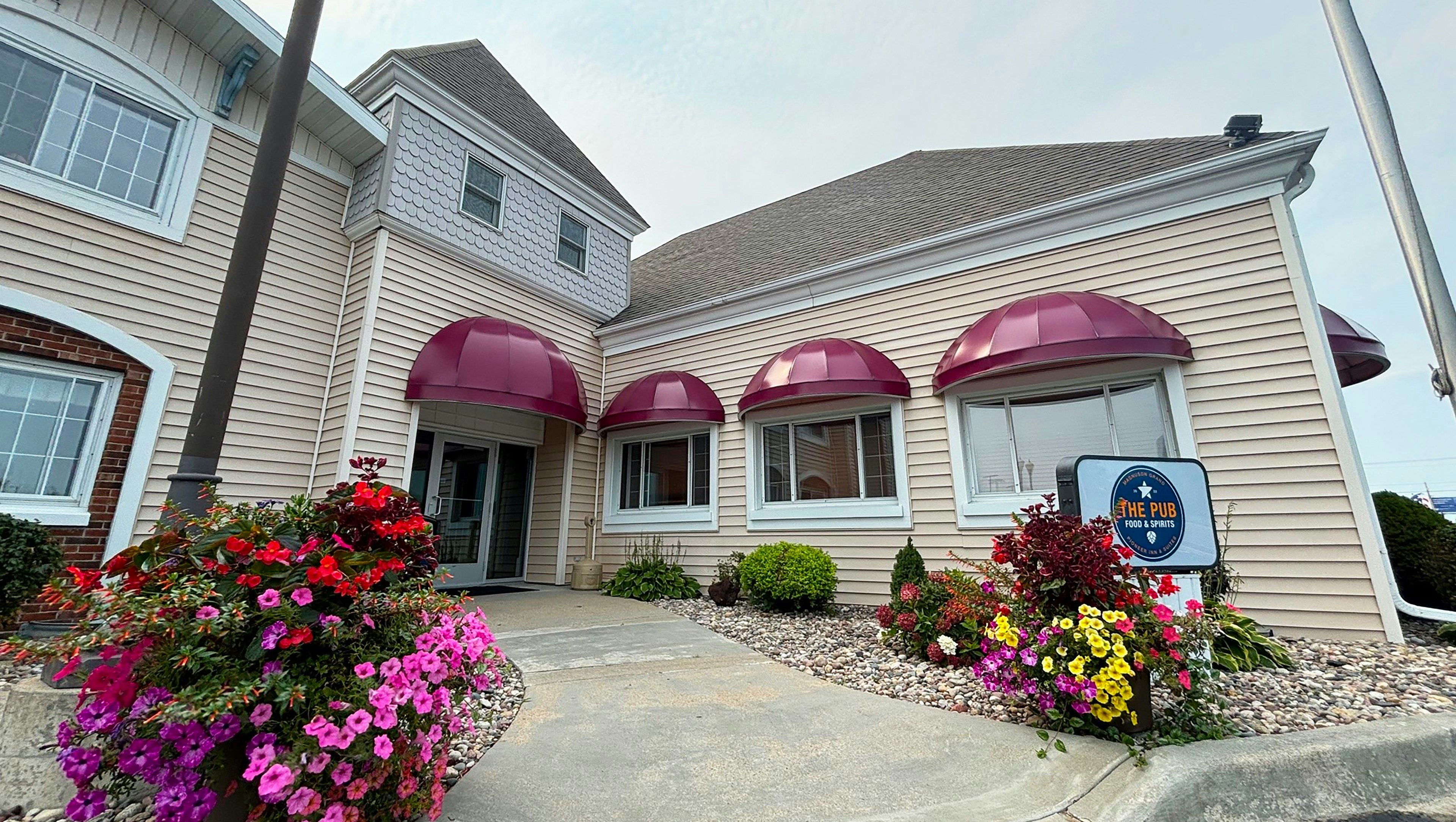 Magnuson Grand Pioneer Inn And Suites 3/48