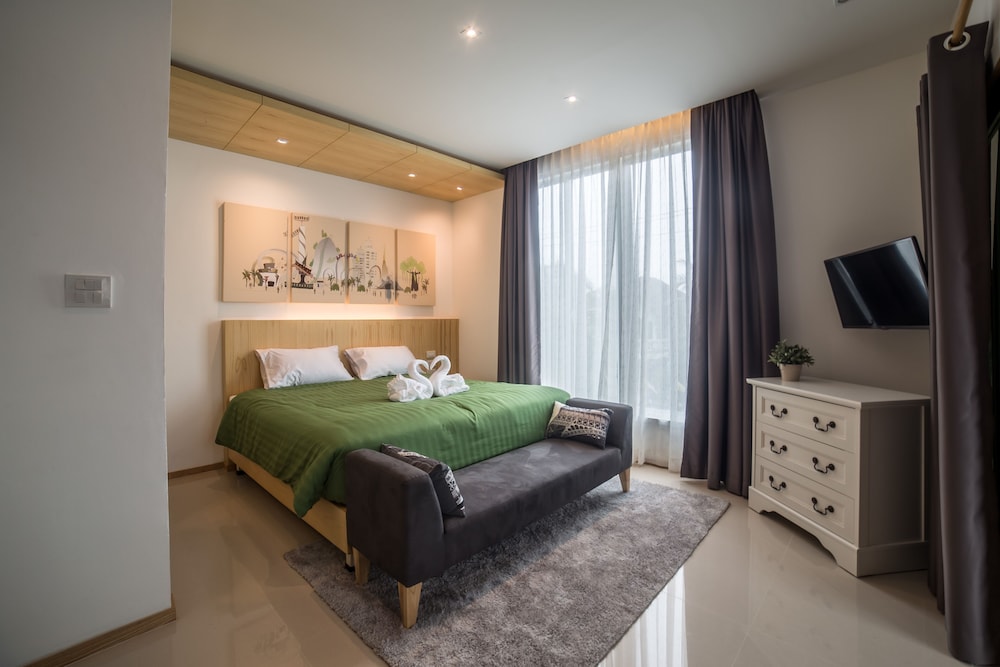 DELUXE, SUITE, KING BED
