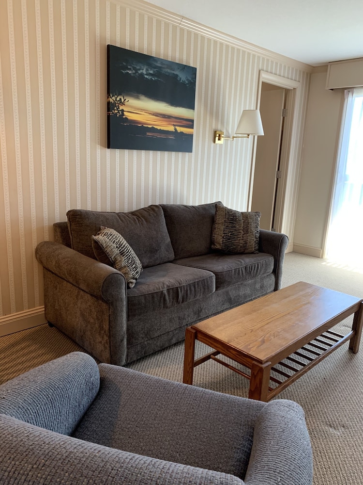 Coachman Inn Suites 43/64