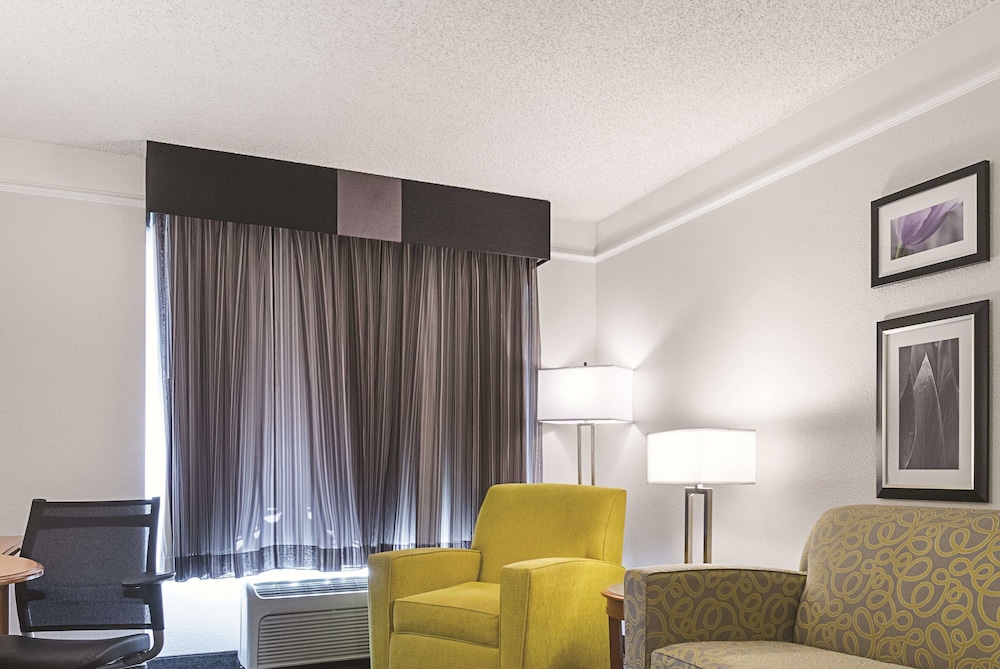 La Quinta Inn & Suites by Wyndham Ontario Airport 35/58