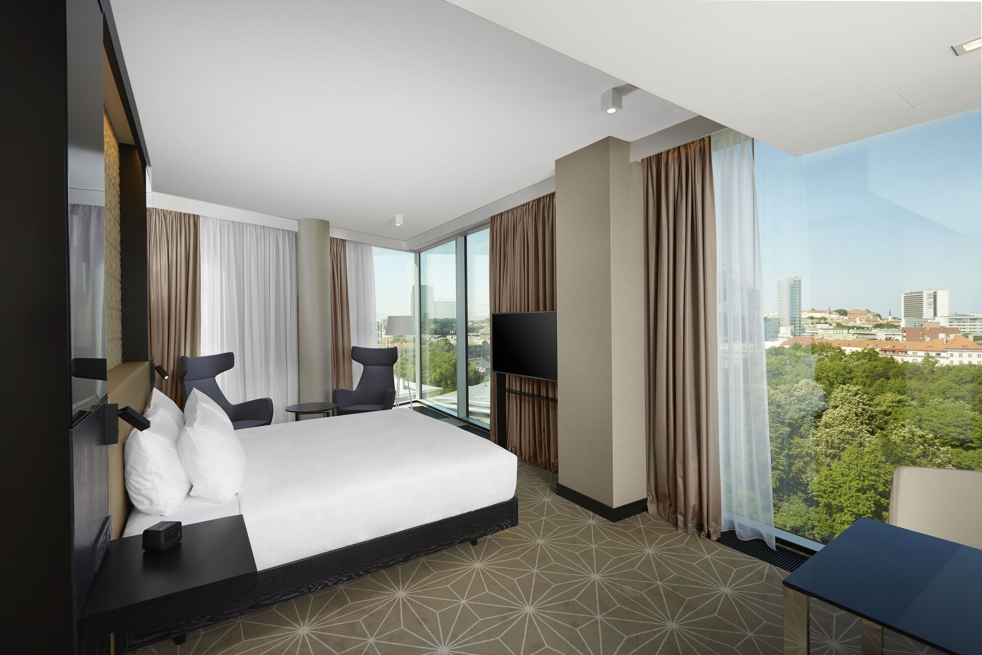 JUNIOR SUITE, KING BED, CORNER