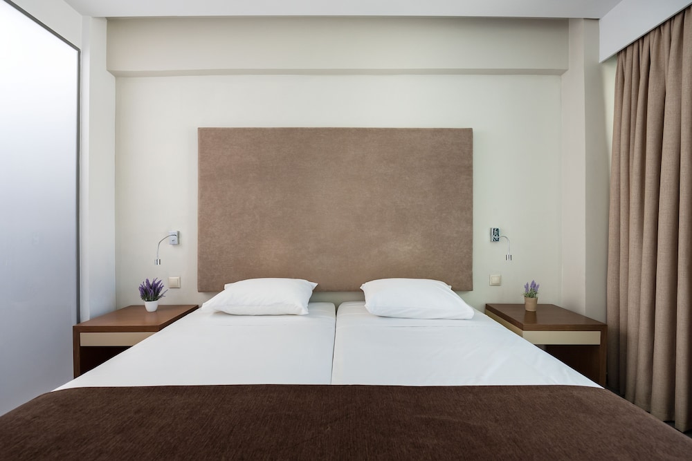 ROOM, DOUBLE BED, STREET VIEW, NO BALCONY