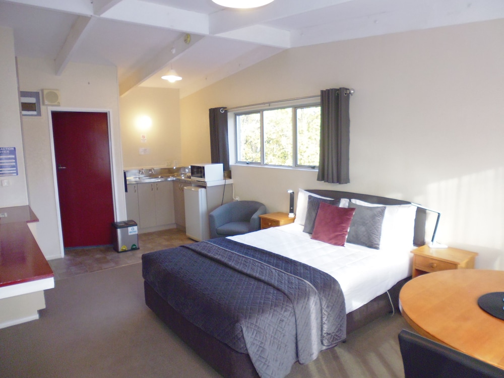 Upstairs, Studio, Queen Bed