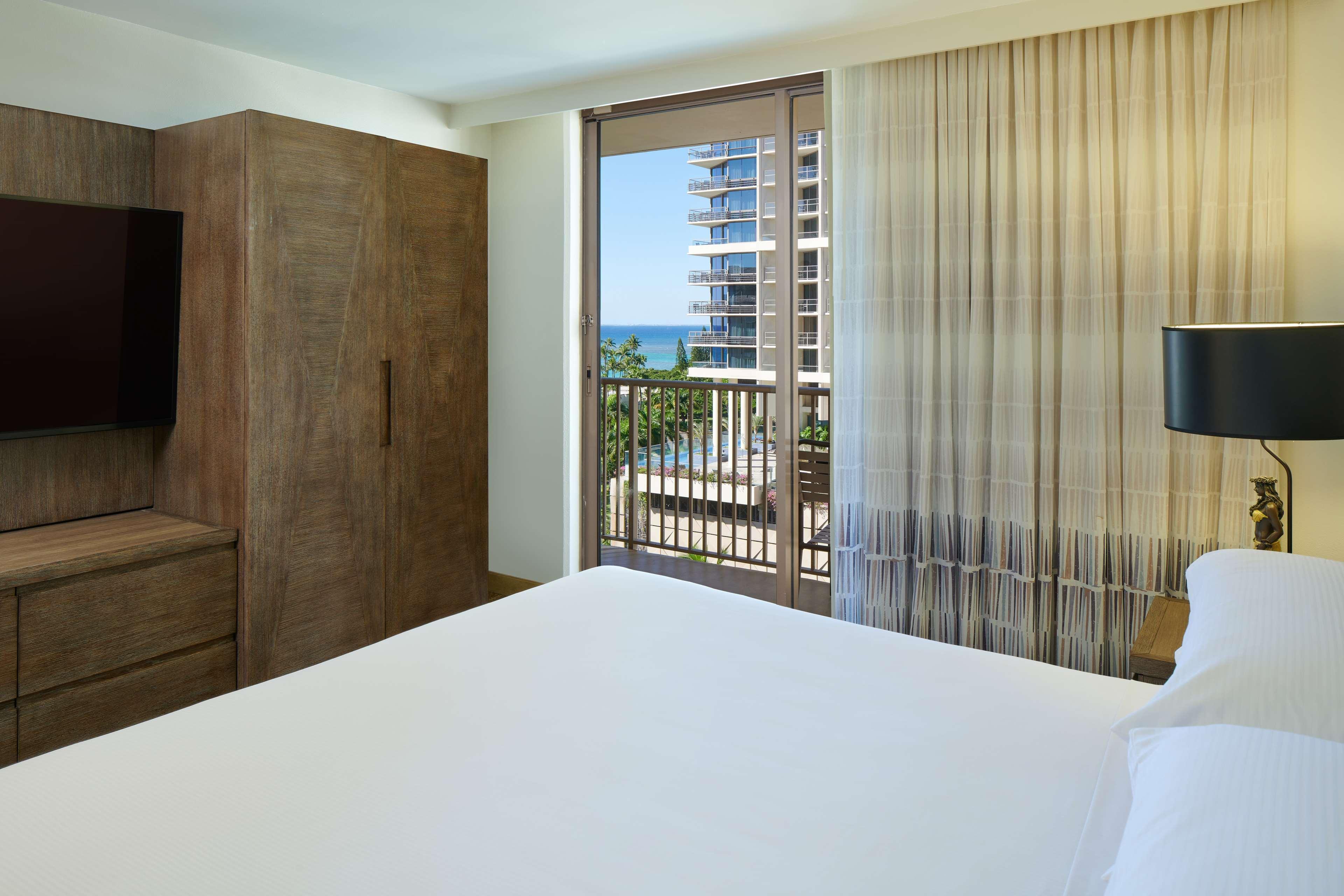 جناح بسرير كينج وسريرين كوين بغرفتي نوم بإطلالة جزئية على البحر، Embassy Suites By Hilton Waikiki Beach Walk 2/5