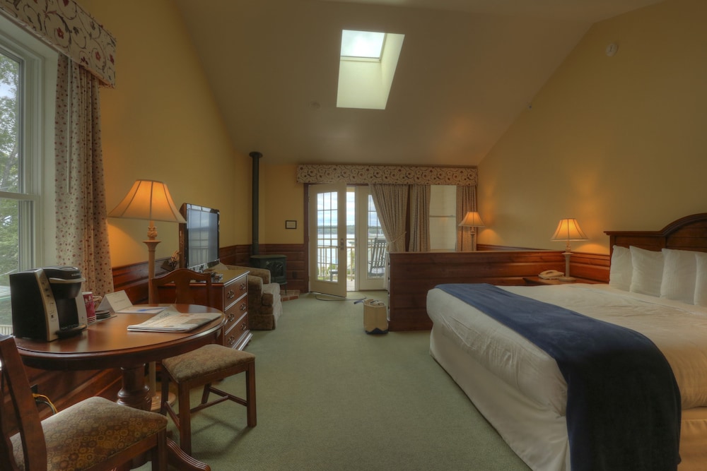 Spruce Point Inn Resort Spa 15/40