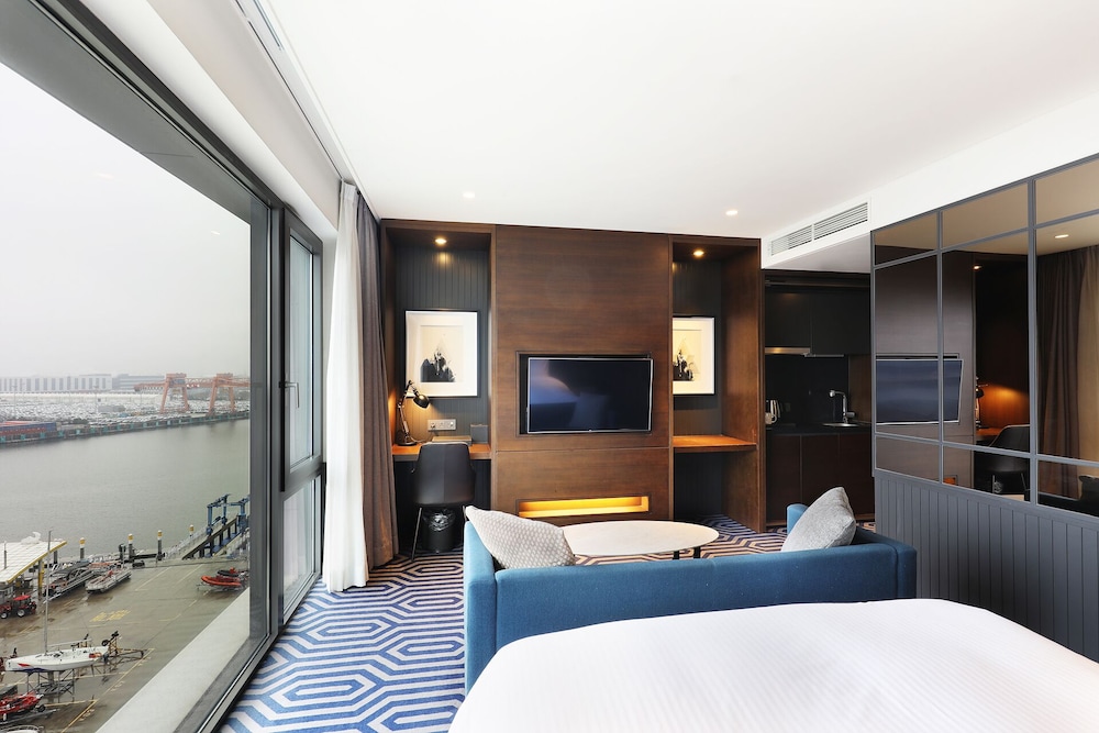 Premier, Suite, Queen Bed, Pool Access