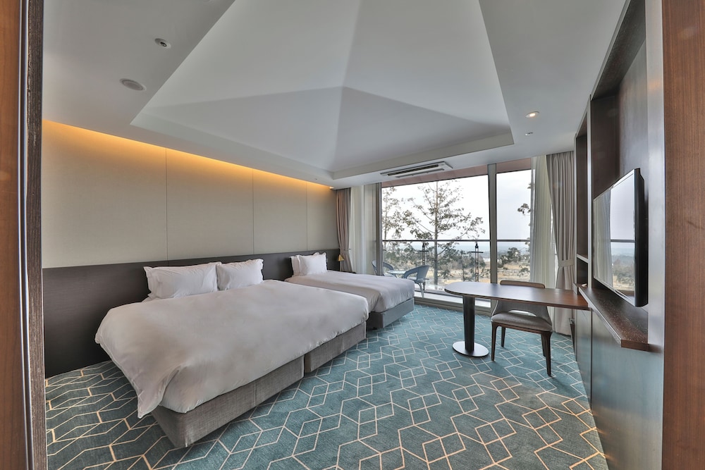 FAMILY, TWIN BEDS